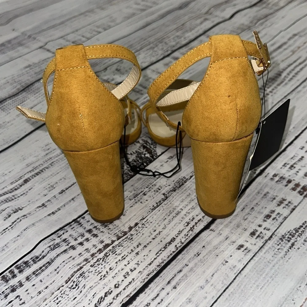 Forever 21 Women's‎ Mustard Block Heel Strappy Sandals Sz. 8.5 NWT